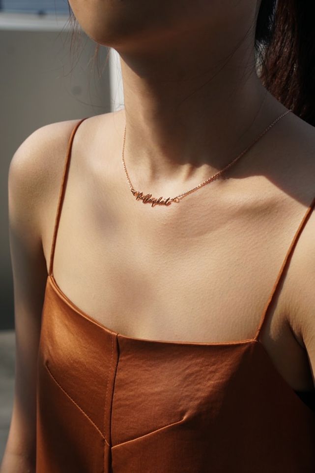 SLEEK SIGNATURE NAME NECKLACE detail view