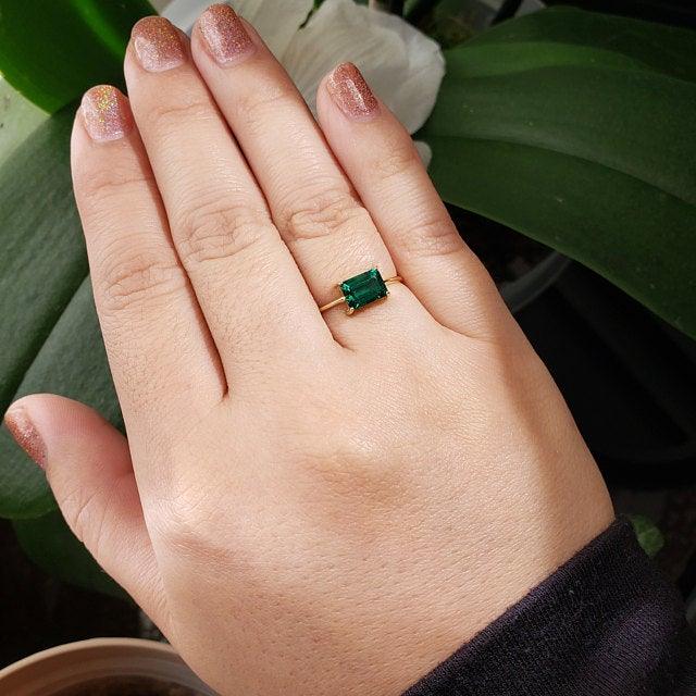 MINIMALIST EMERALD RING detail view